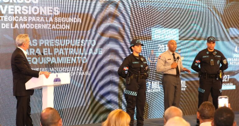 Presidente Abinader presenta la nueva imagen de la Policía Nacional