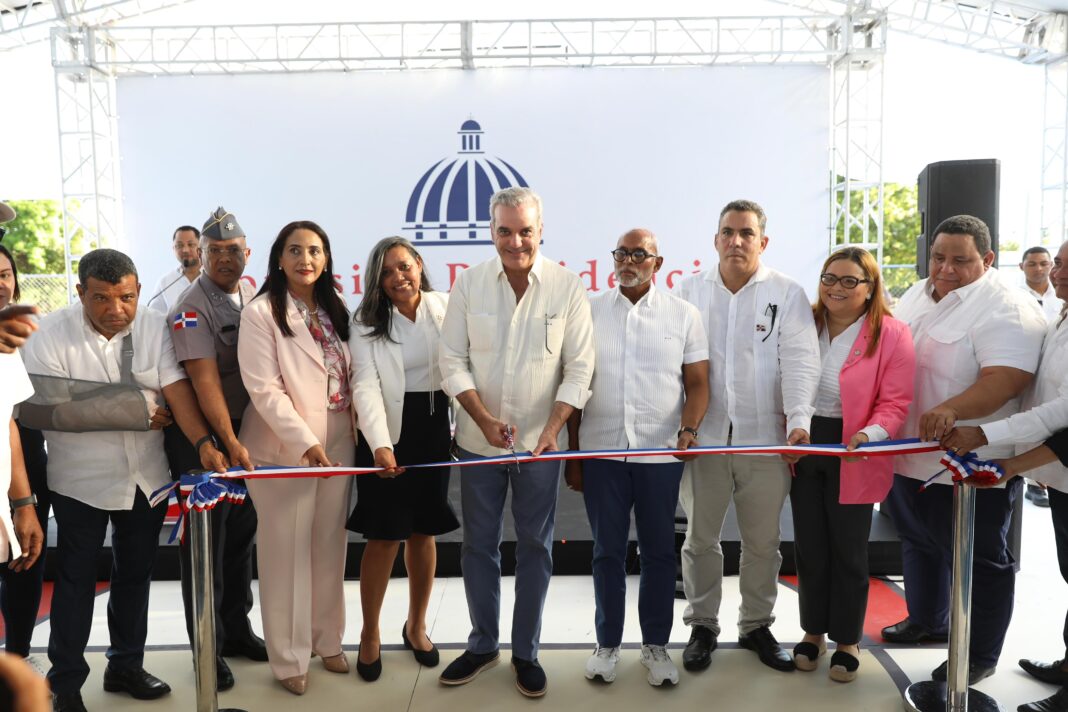 Presiente Abinader inaugura obras deportivas, destacamento policial e infraestructuras navales en provincias Azua y Peravia