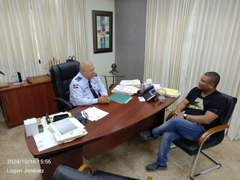 Periodista Logan Jiménez, realiza visita al coronel FARD, José Ramón Reyes Suárez, director de las Escuelas Vocacionales de las FFAA y PN