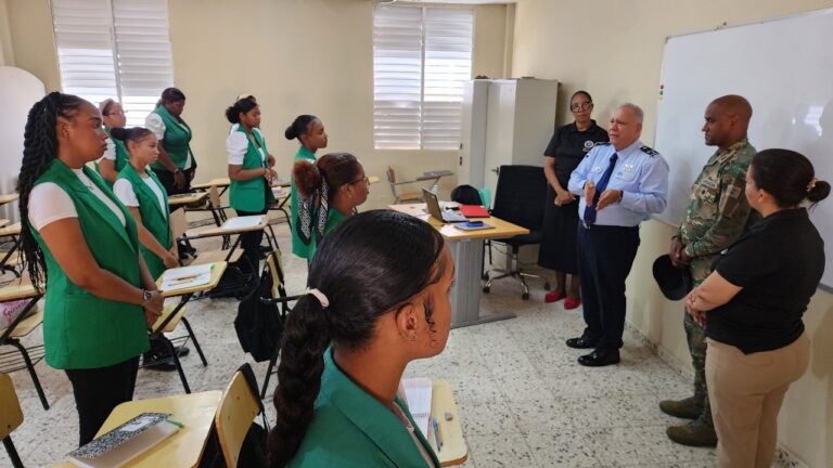 Director Escuelas Vocacionales FF.AA. y P.N. incentiva a estudiantes a seguir estudiando y valorarse en San Cristóbal