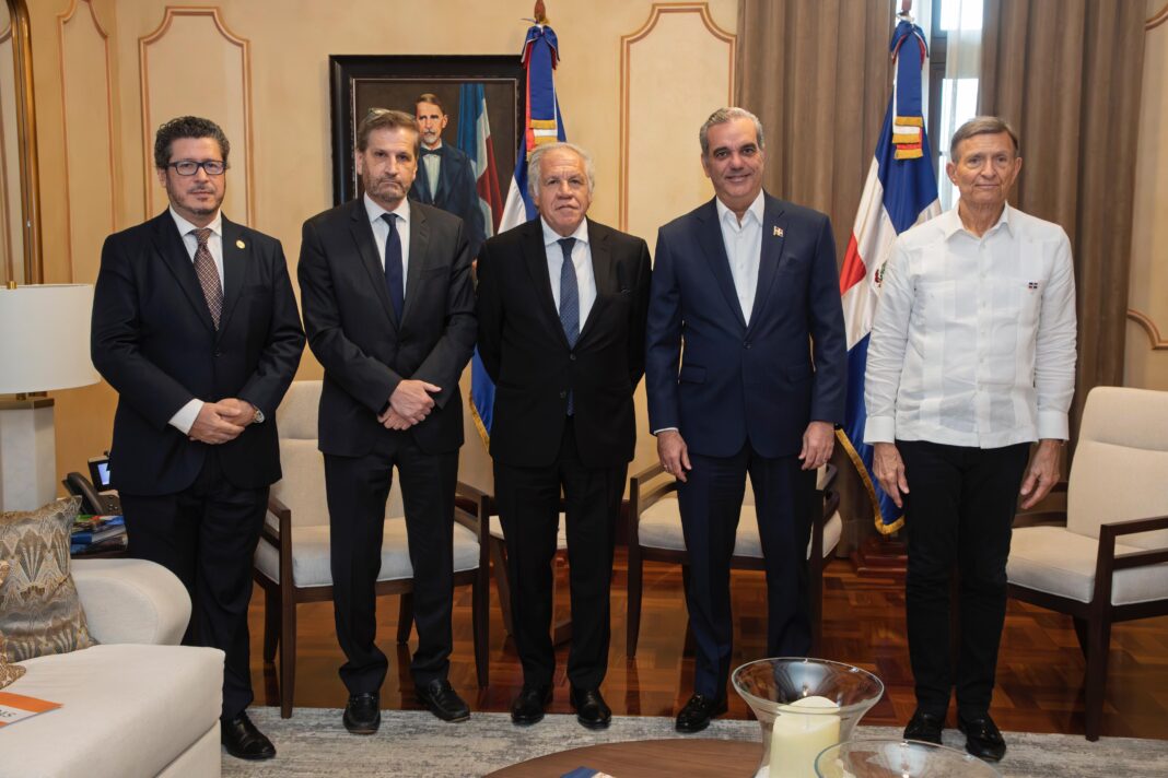 Presidente Abinader recibe en el Palacio Nacional al secretario general de la Organización de los Estados Americanos (OEA), Luis Almagro.