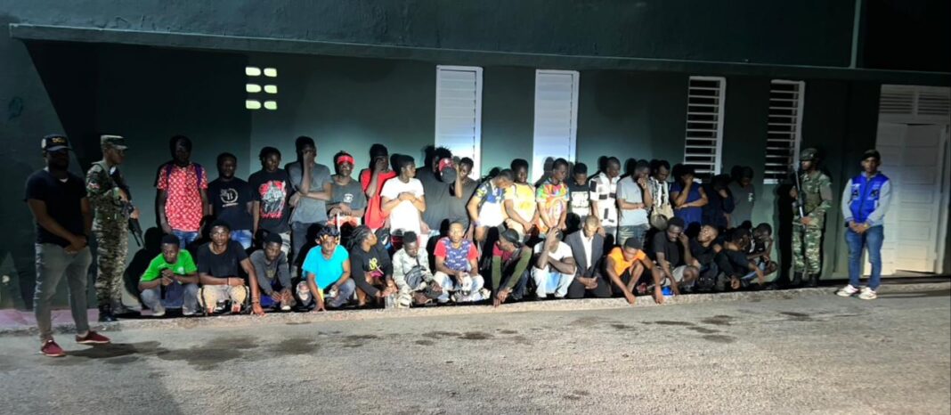 Ejército detiene 34 haitianos indocumentados escondidos en bosque de Las Matas de Farfán