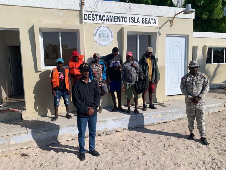 Armada de RD intensifica operativos marítimos y terrestres en las provincias María Trinidad Sánchez y Pedernales