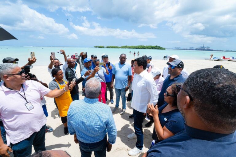 Lugareños de Boca Chica exigen la intervención del balneario al Ministro de Turismo David Collado