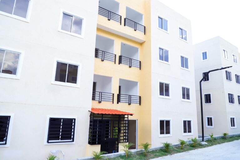 Presidente Abinader entrega 227 apartamentos en Sabana Perdida