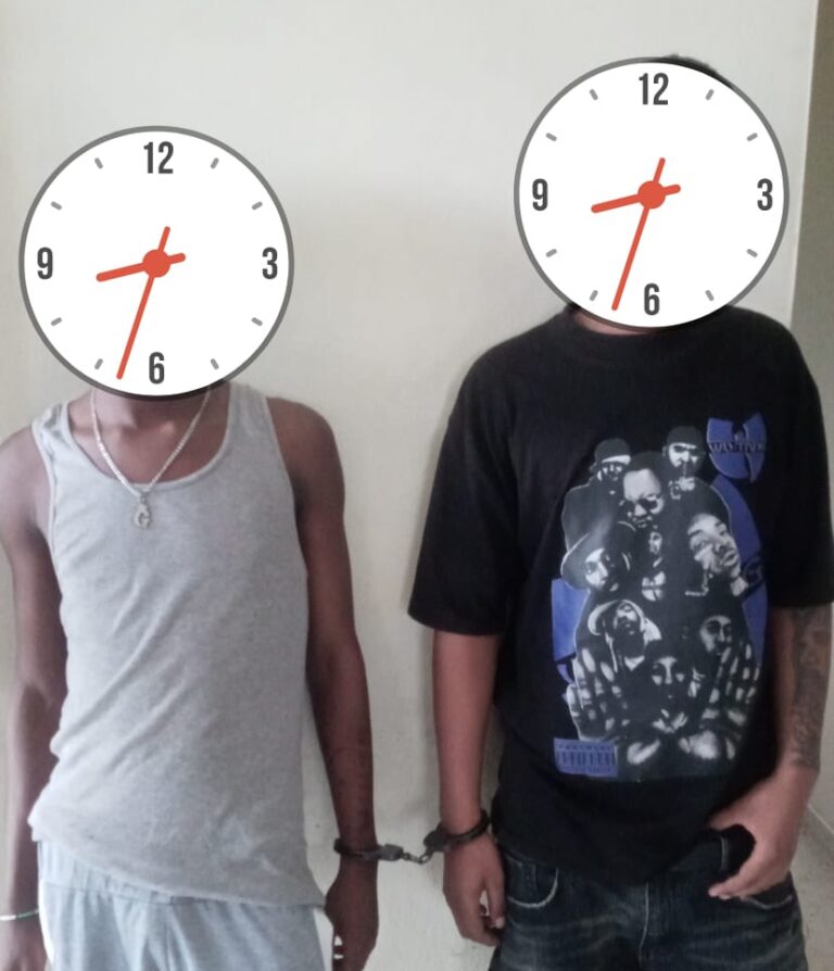 Detienen a dos jóvenes en Ciudad Juan Bosch  por presunta posesión de Drogas