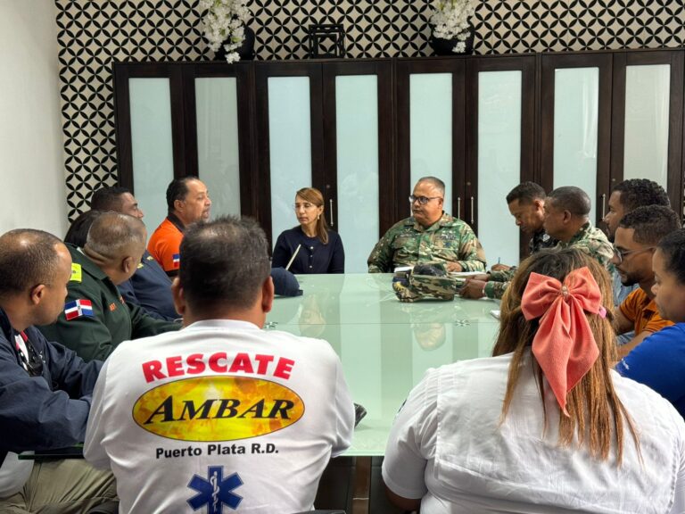 Defensa Civil de Puerto Plata anuncia cierre de playas por fuerte oleaje