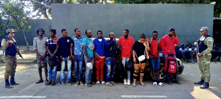 Ejército detiene 28 haitianos en estatus migratorio irregular en tres vehículos