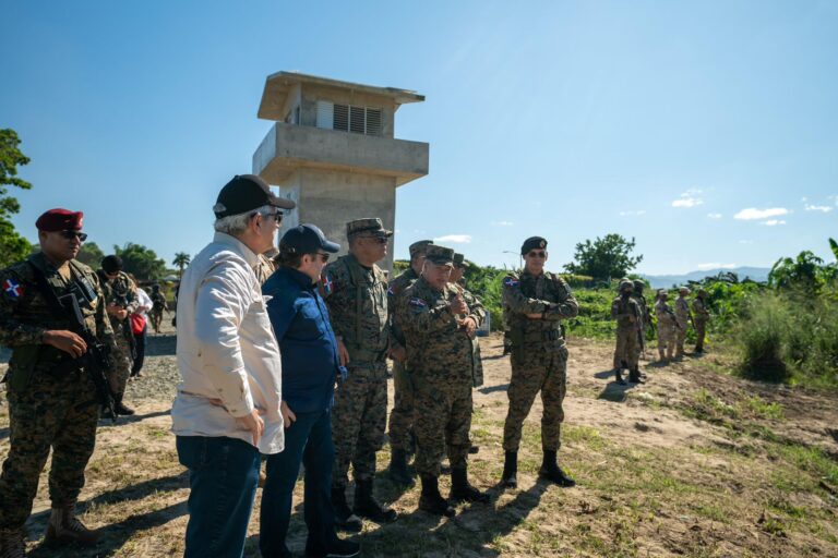 Ministros Paliza y Fernández Onofre supervisan construcción de verja perimetral entre RD y Haití