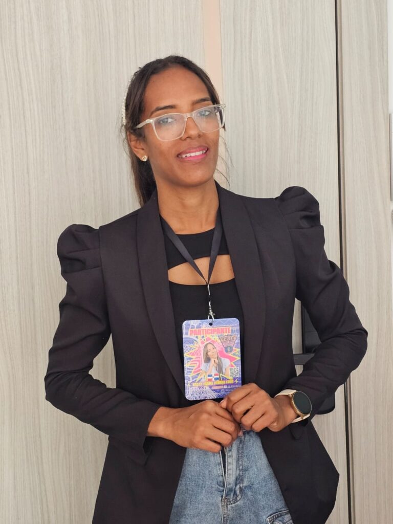 Periodista Rossy Berroa Participa en el Congreso Voces en la Mitad del Mundo en Quito, Ecuador