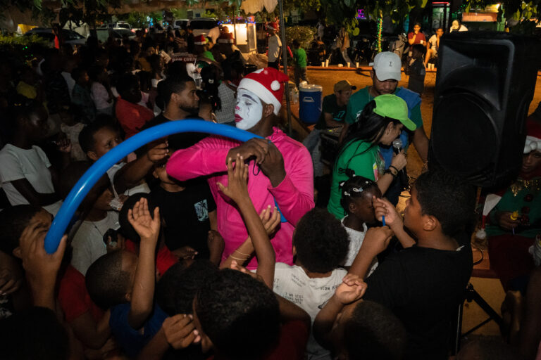 Sur Futuro lleva la magia de la Navidad a los corazones de 300 niños en Pedernales
