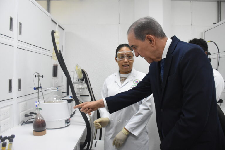 UNPHU y MESCyT impulsan la excelencia académica con inauguración de laboratorios