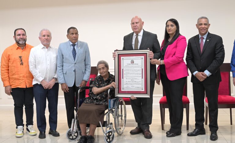 Senado reconoce a cuatro personalidades destacadas por su trayectoria de servicio en RD