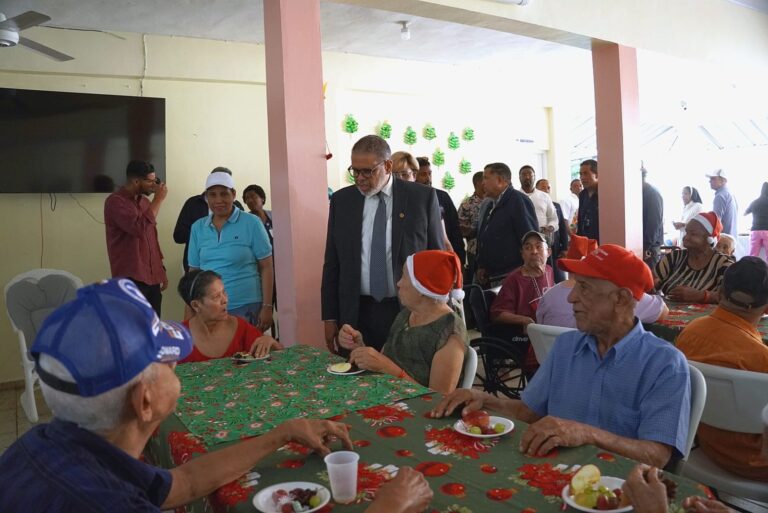 Desarrollo de la Comunidad realiza jornada de asistencia y almuerzo navideño en hogar de ancianos