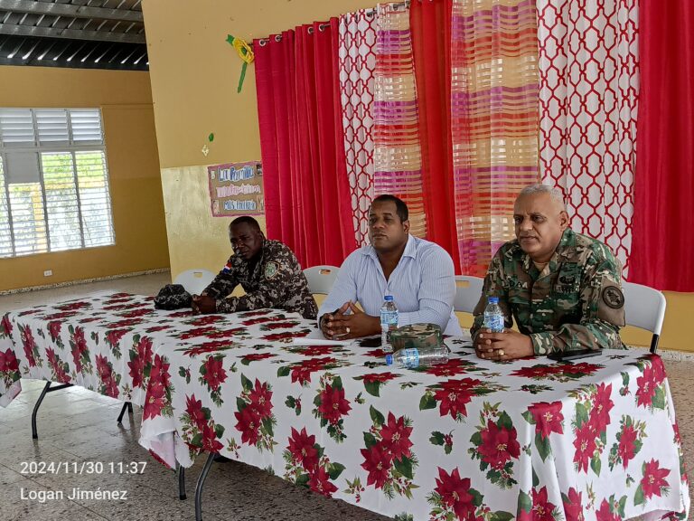 Autoridades locales de Ciudad Juan Bosch se reúnen con dirigentes comunitarios para escuchar sus requerimientos