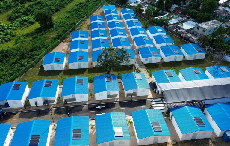 Gobierno entrega 50 viviendas y cumple el sueño de familias damnificadas por el huracán Georges en San Cristóbal