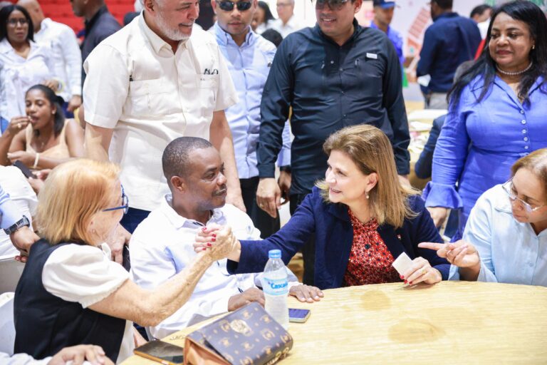 Damnificados del huracán Georges reciben un techo digno; Raquel Peña entrega 50 viviendas tras 26 años de perder sus hogares