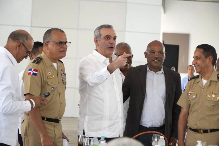 Presidente Abinader dispone aumento de seguro de salud al plan máximo  los pensionados de las FFAA