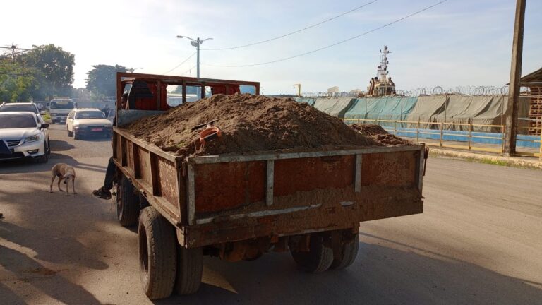 Armada de República Dominicana detiene camión por carga ilegal de arena