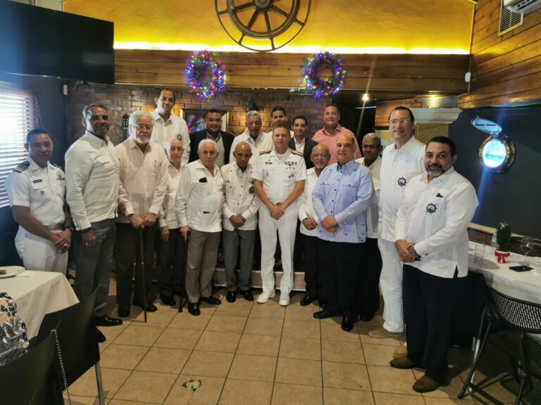 Comandante General de la Armada participa en el almuerzo navideño