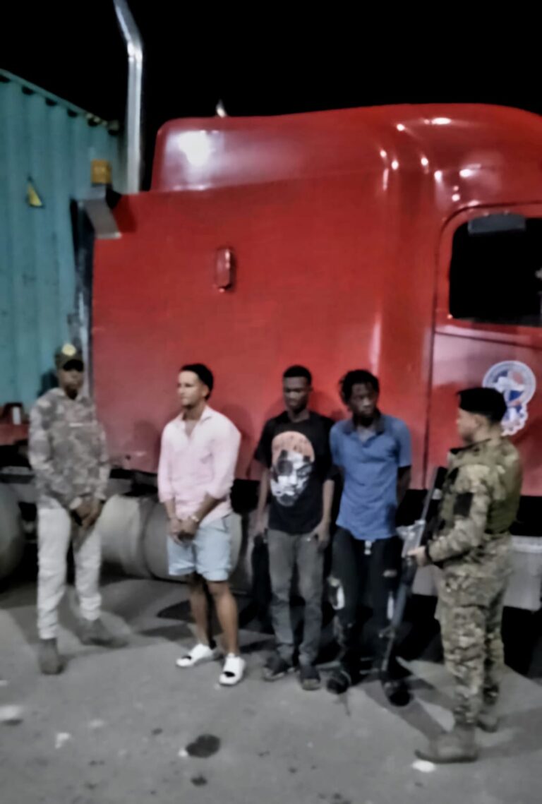 Ejército detiene camionero escondía indocumentados haitianos en camarote de patana