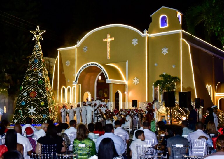 Armada Dominicana ilumina la esperanza y unión con el tradicional encendido del árbol de Navidad