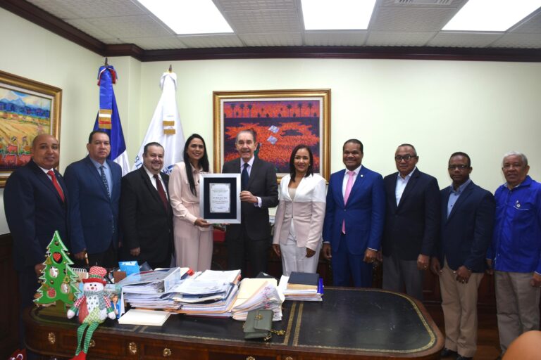 Egresados Nova Southeastern University, reconocen a Franklin García Fermín