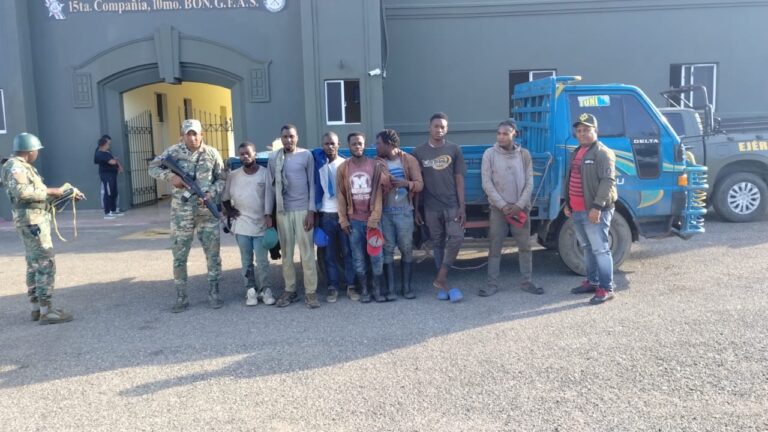 Ejército envía ante el Ministerio Público a conductores detenidos transportando haitianos indocumentados