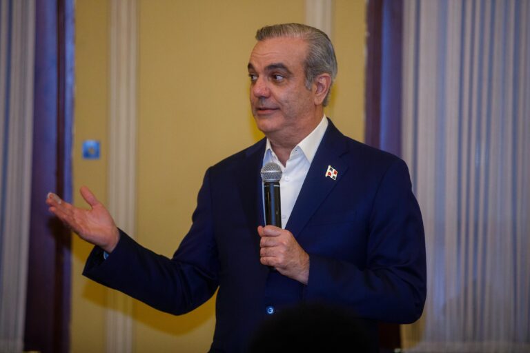 Presidente Abinader celebra Navidad con noche de Grandes Ligas en el Palacio Nacional