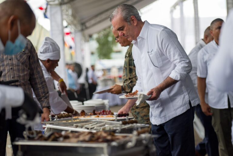 En almuerzo en Dajabón Presidente Abinader y ministro de Defensa Fernández Onofre envían mensaje navideño a las tropas