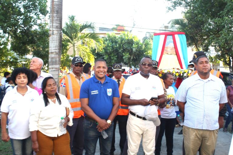 Realizan desfile en honor a la patrona de La Caleta, la “Virgen de la Altagracia”