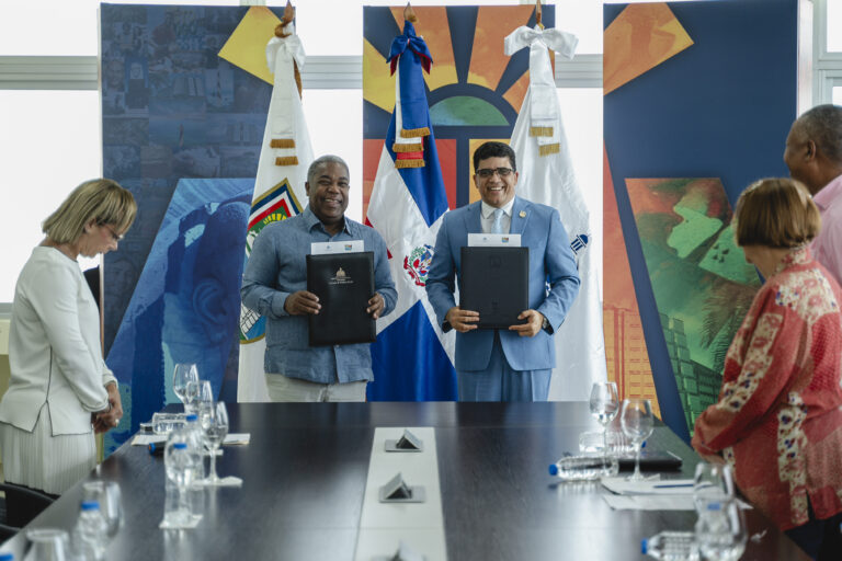 Gabinete de Política Social y Ayuntamiento de SDE firman acuerdo para apoyar a jóvenes vulnerables