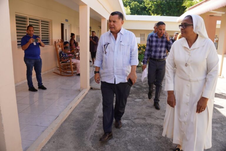 Desarrollo de la Comunidad lleva ayuda a hogar de adultos mayores en Neiba