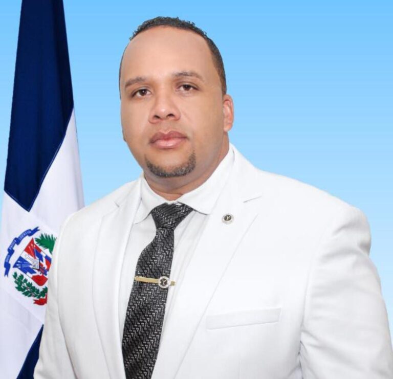 Regidor Yhonny Ferreras destaca esfuerzos del Gobierno para resolver conflictos de tierras en La Caleta