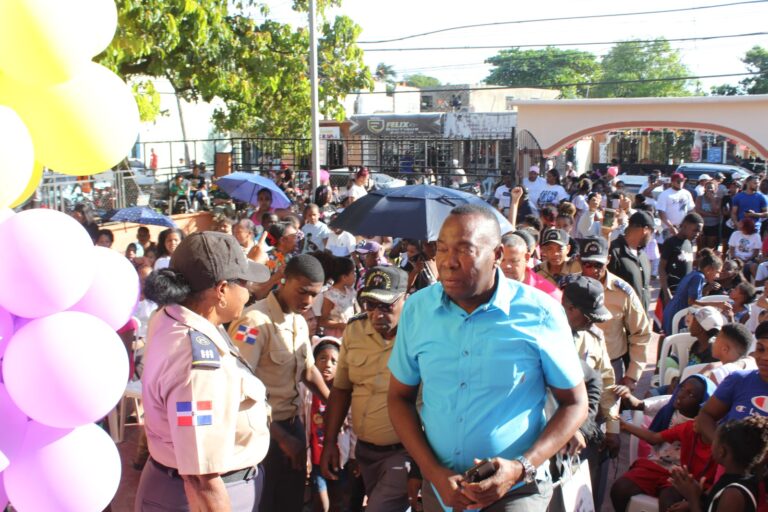 JUNTA MUNICIPAL DE LA CALETA HACE FELIZ A CIENTOS DE NIÑOS EN EL DÍA DE LOS REYES