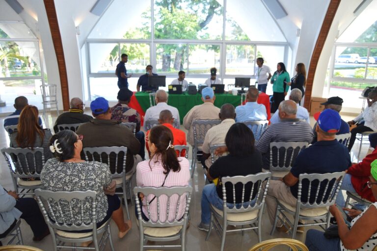 Ministerio de Defensa inicia entrega de carnets de seguro médico SeNaSa a miembros retirados a través de la Junta de Retiro