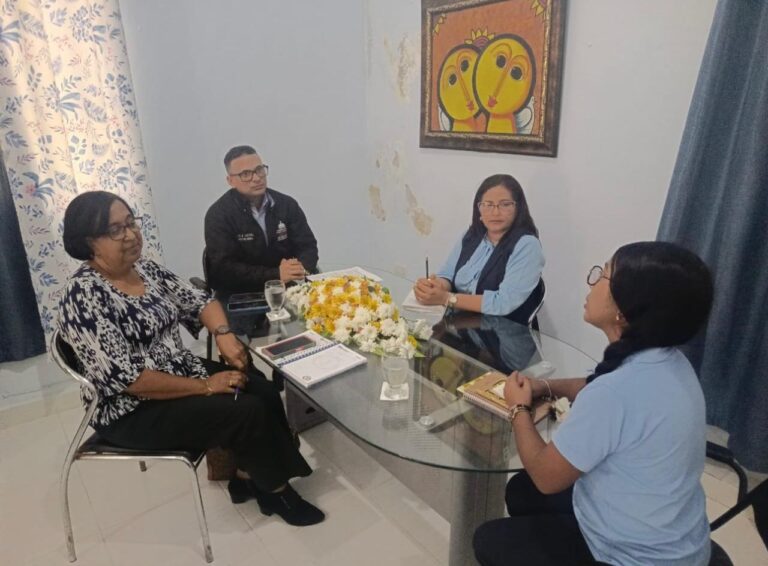 Director de Participación Comunitaria lidera encuentro para fortalecer la familia en la escuela en Boca Chica