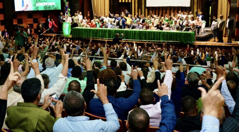 Julio Horton sale en defensa de su esposa: “Su carrera diplomática ha sido en base al mérito profesional”