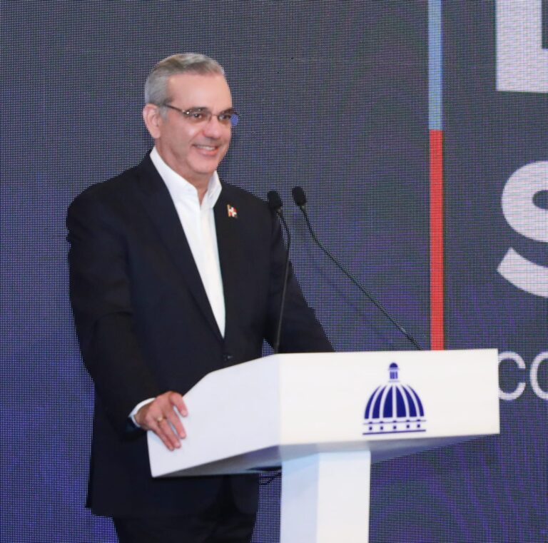 VIDEO: Logan Jiménez Ramos denunció ante el presidente crisis de agua potable y abandono de la playa de Boca Chica