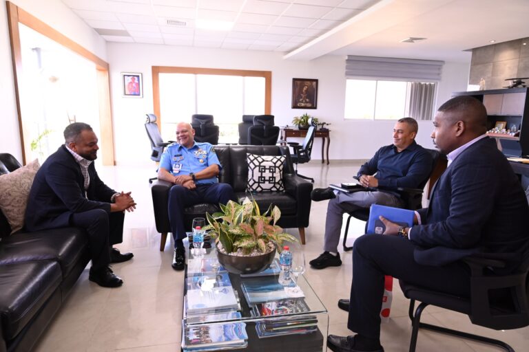 Fortalecen la colaboración internacional en seguridad aeroportuaria: CESAC recibe visita del enlace de la Policía de NY