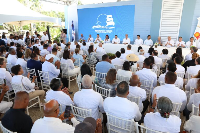 Con una inversión superior a RD$ 290 millones, presidente Abinader entrega Plaza del Pueblo de los Pescadores en Las Terrenas