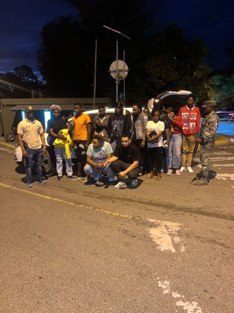 ERD arresta a seis dominicanos y dos haitianos por transportar indocumentados