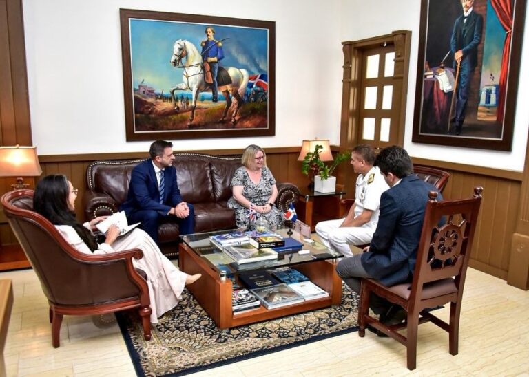 Armada Dominicana fortalece lazos de cooperación con el Reino Unido a través de la visita de su embajadora