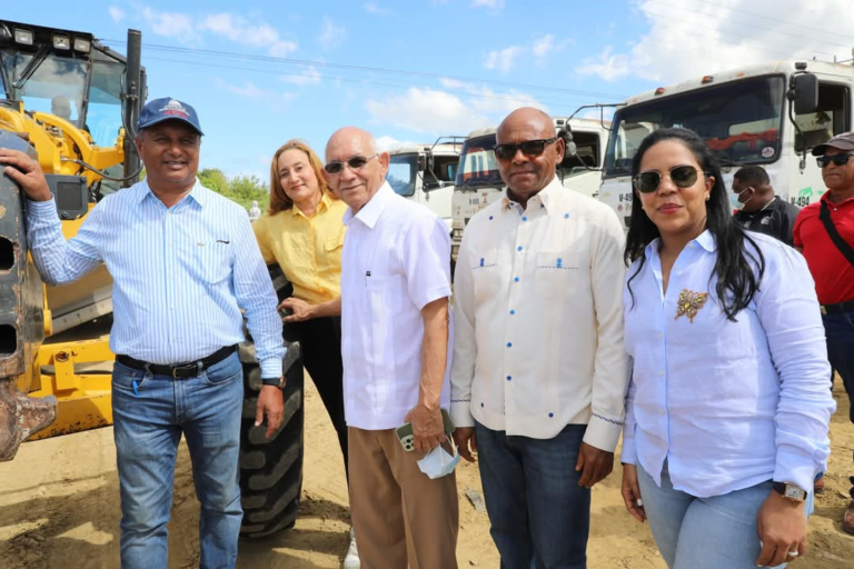 Jubilo en campos de Montecristi, Agricultura inicia reparación de caminos rurales  