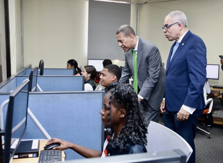 INDOTEL inaugura sala digital en biblioteca Ateneo Amantes de la Luz de Santiago