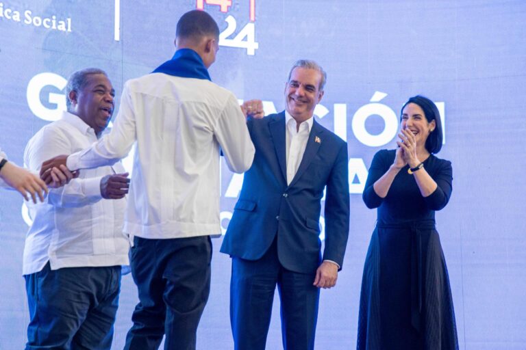 «Presidente Abinader encabeza graduación de 1,300 jóvenes del programa Oportunidad 14-24 en el Cibao»