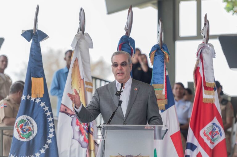 Presidente de la República Luis Abinader entrega vehículos a las FF.AA