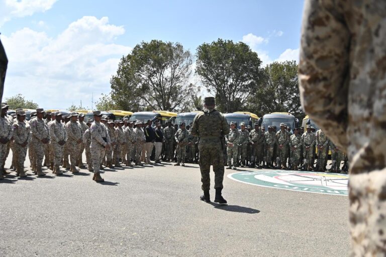 Ministro de Defensa supervisa operatividad de tropas en la frontera sur y norte del país