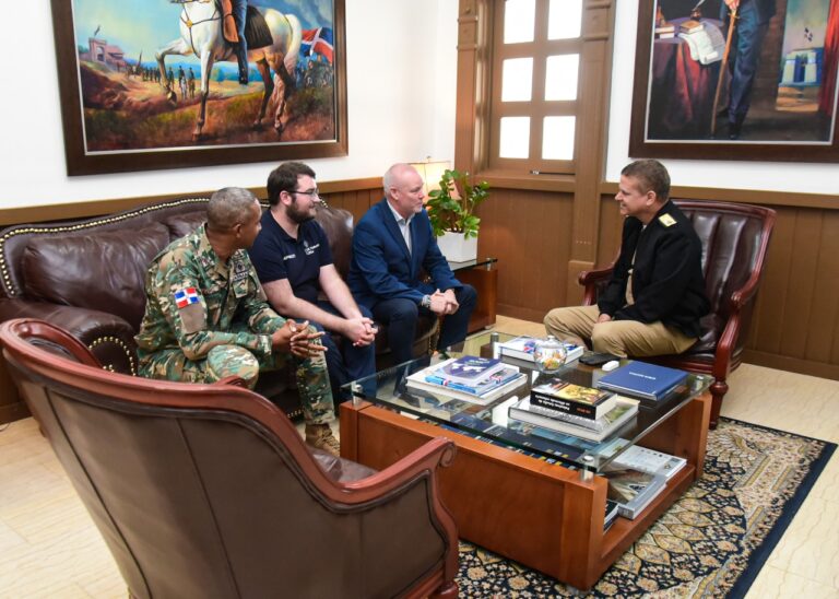 Armada RD fortalece cooperación con el Reino Unido en cartografía náutica