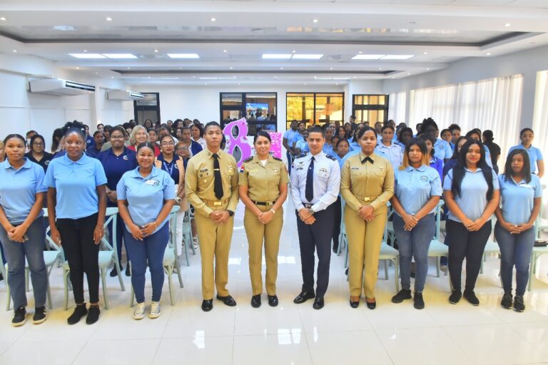 Escuelas Vocacionales celebran Día Internacional de la Mujer al personal femenino